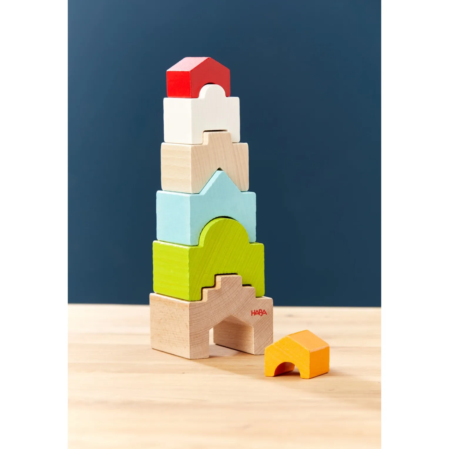 Stapelturm Haus auf Haus, aus Holz